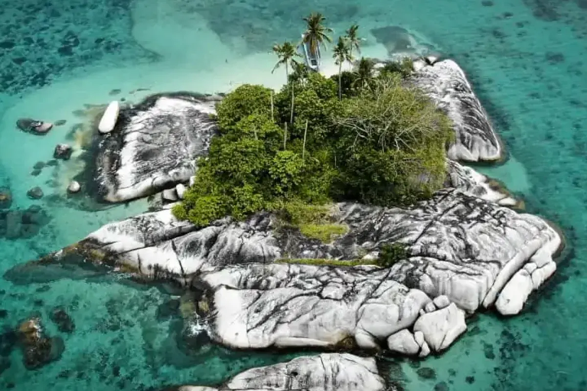 Pulau kecil berbatu granit dikelilingi laut biru kehijauan di Belitung