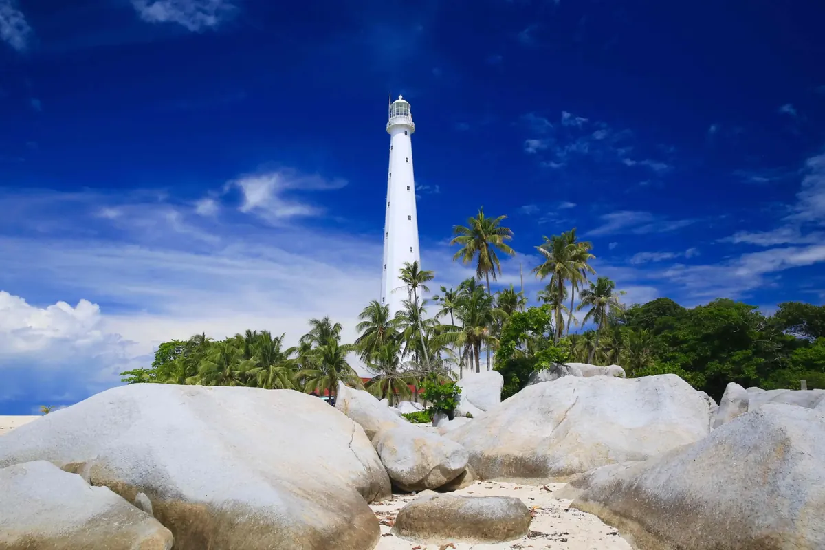 Mercusuar Pulau Lengkuas di antara batu granit Belitung