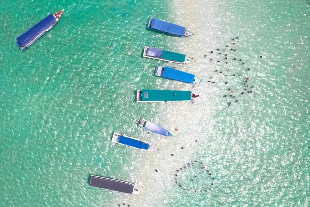 Perahu wisata berjajar di perairan jernih Pulau Belitung