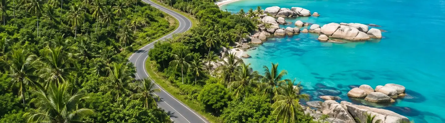 Jalan berkelok di Pulau Belitung menuju teluk berair jernih