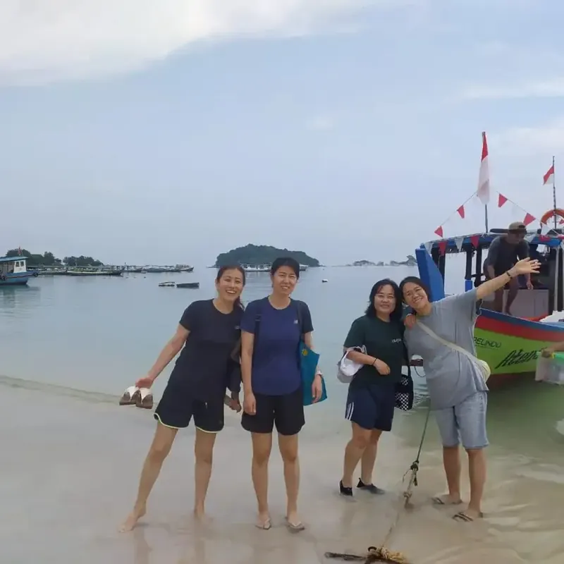 Pelanggan Betuah Rent Car berfoto di tepi pantai Belitung
