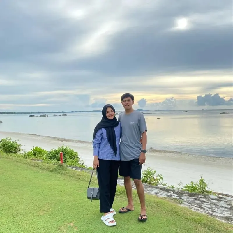 Pelanggan Betuah Rent Car berfoto menjelang senja di Belitung