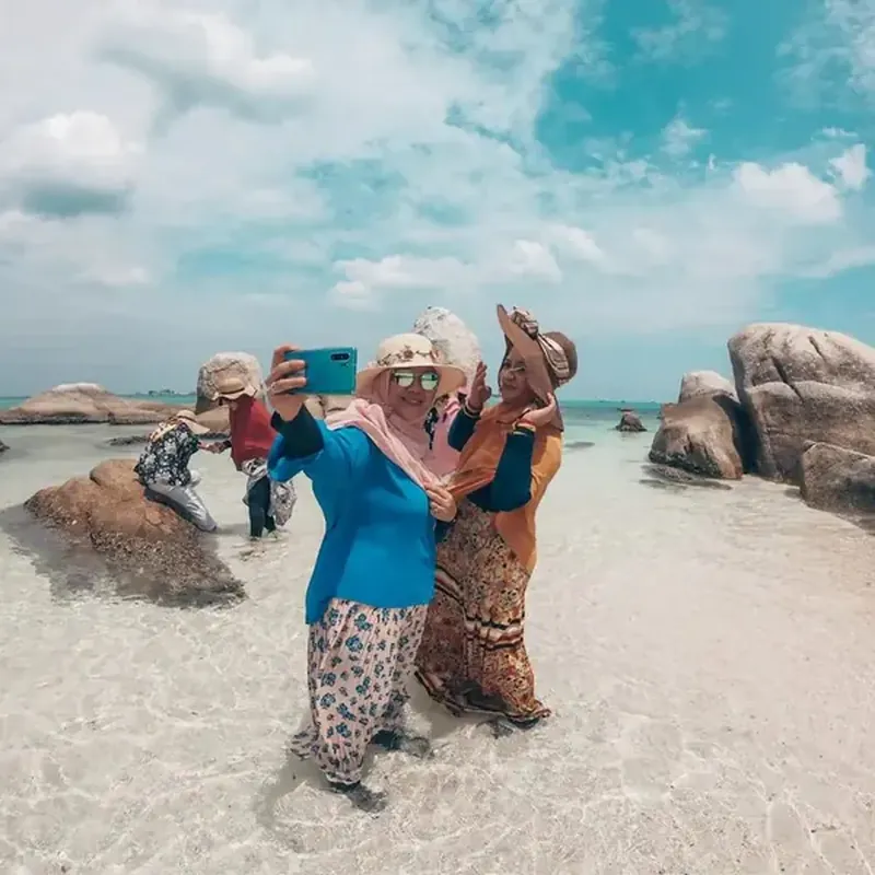 Pelanggan Betuah Rent Car di pantai berbatu granit Belitung