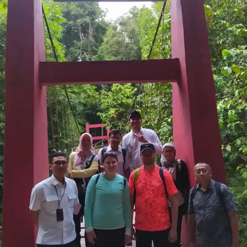 Pelanggan Betuah Rent Car di jembatan wisata Belitung